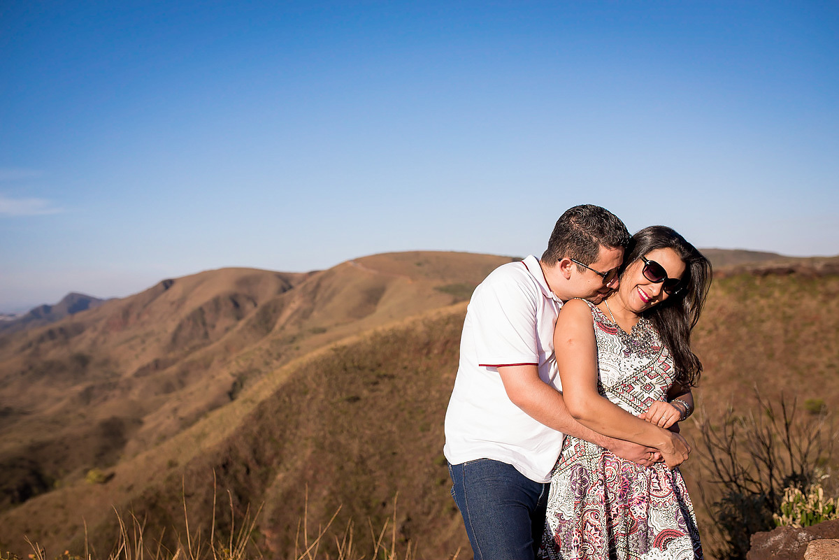 noivo abraçando a noiva na serra do rola moça no ensaio pre wedding