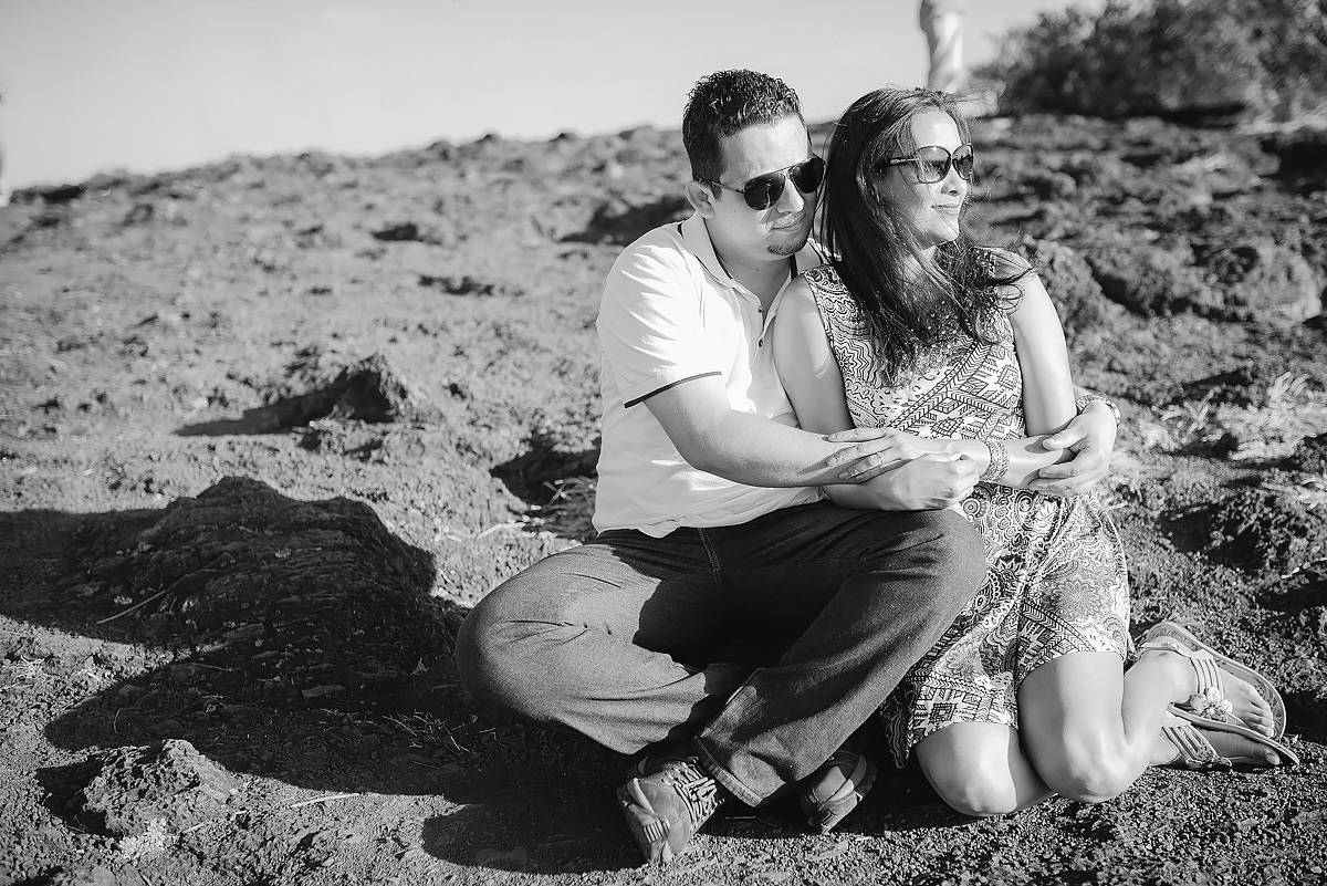 noivos abraçados no ensaio pre casamento na sera do rola moça