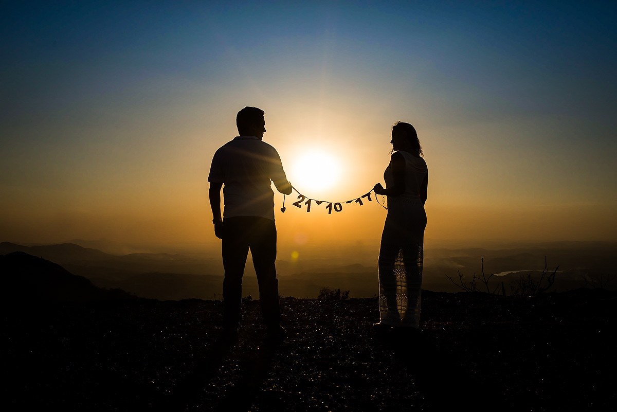 noivos com o varalzinho com a data do casamento no ensaio save the date na serra do rola moça
