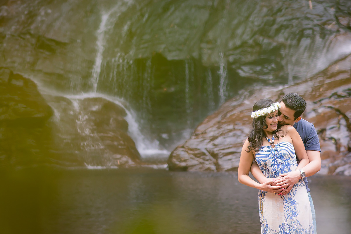 casal de noivos se abraçando na cachoeira no ensaio pre wedding na cachoeira