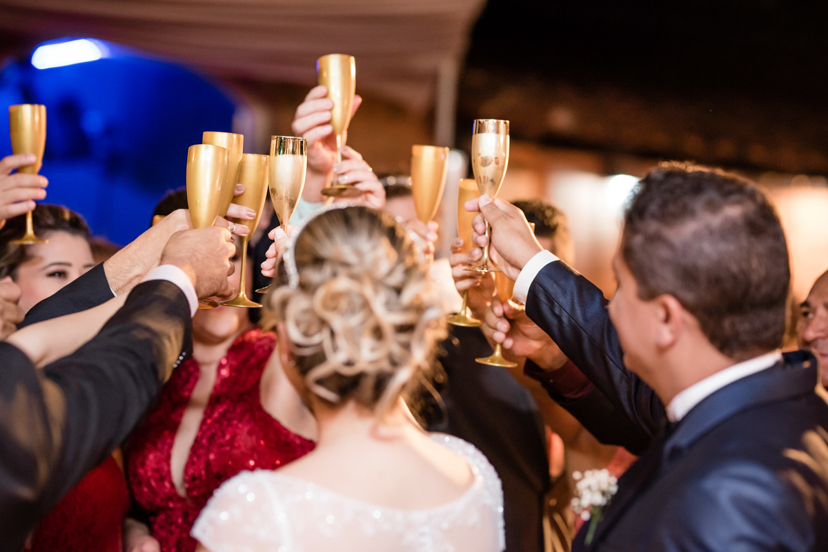 brinde dos noivos com padrinhos na festa de casamento no lupercius buffet