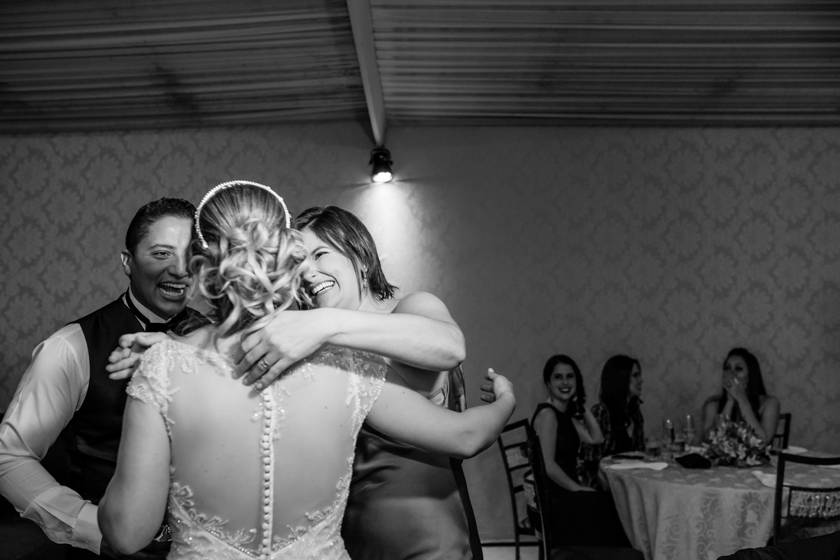 noiva com os convidados na recepção no lupercius buffet em belo horizonte pampulha