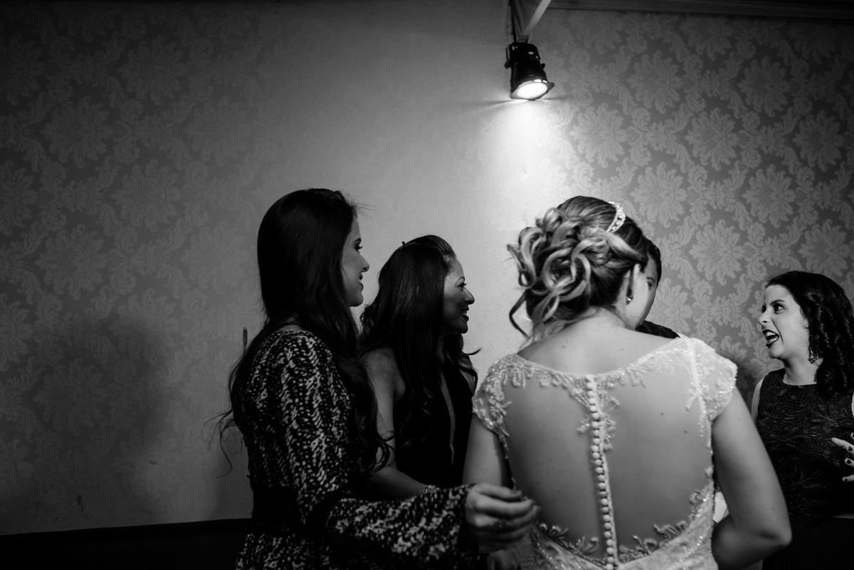noiva com as madrinhas na festa de casamento registrado pelo fotógrafo de casamentos em belo horizonte joão paulo