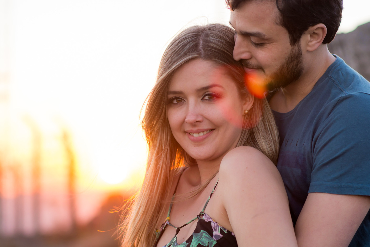 casal abraçado no por do sol no ensaio pre wedding na serra de Ouro Branco MG