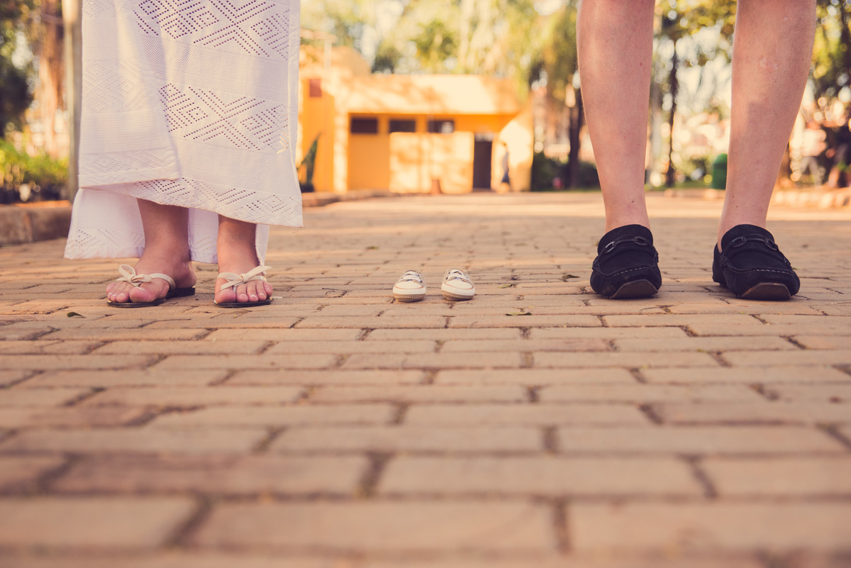 sapatinho do bebê no ensaio de gestante feito no parque do Betânia em belo horizonte pelo fotógrafo João Paulo 