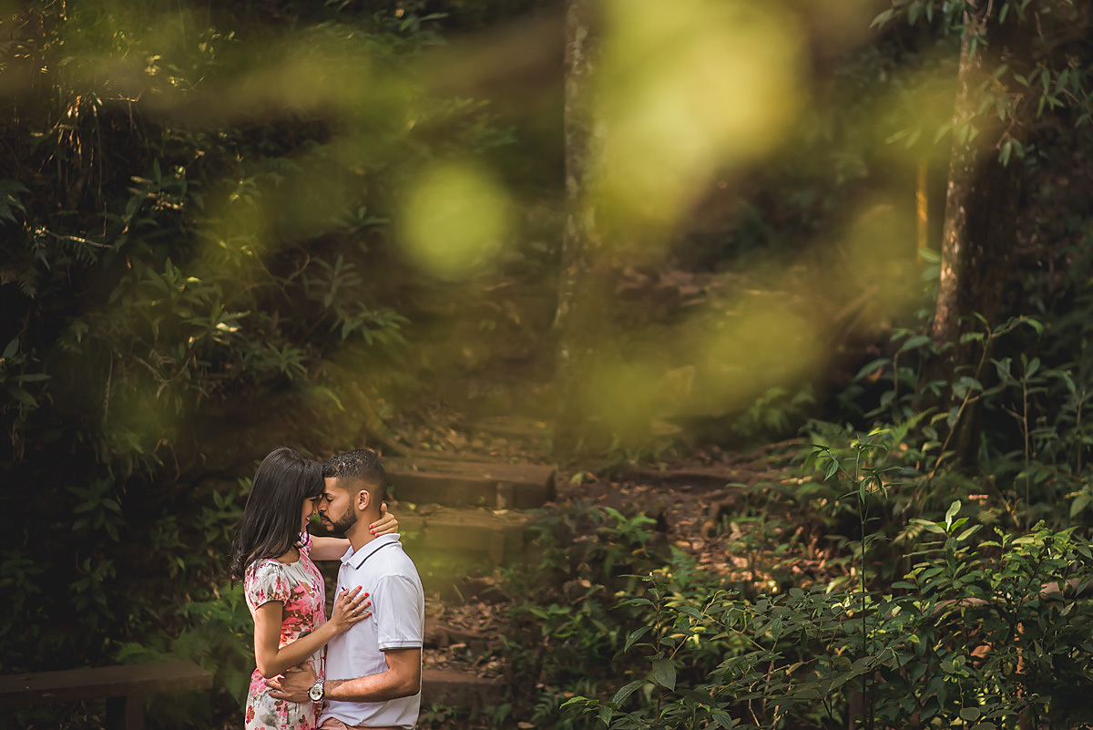 Casal junto no ensaio pre wedding em belo Horizonte no parque das mangabeiras