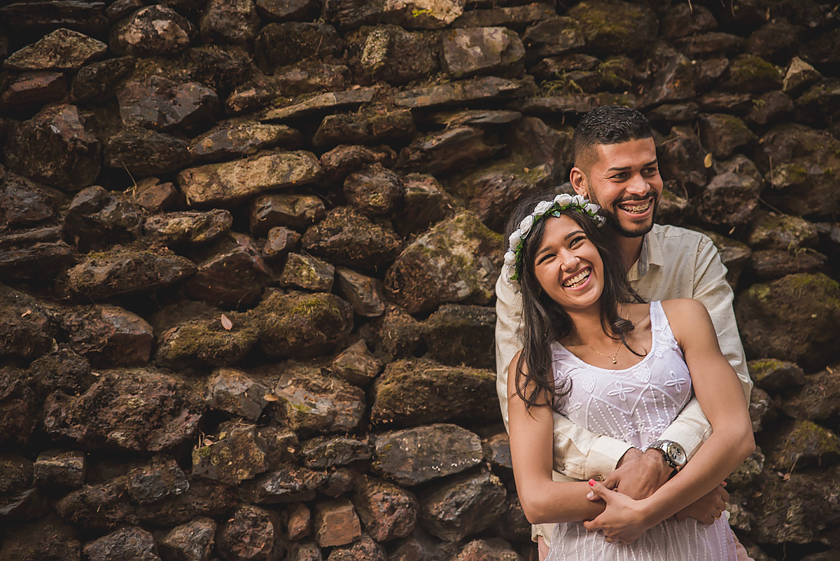 Casal feliz no ensaio pre wedding no parque das mangabeiras em belo horizonte