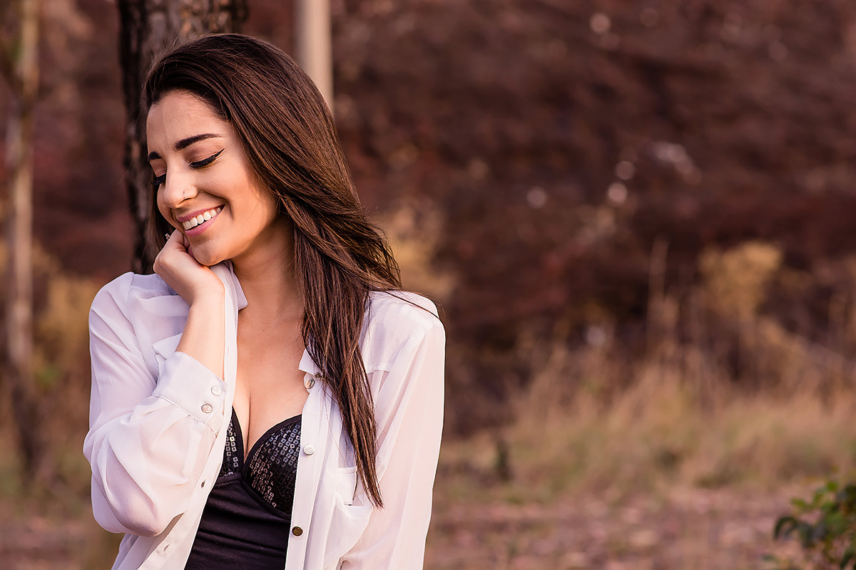 debutante posando para o ensaio externo na linha de trem no Belvedere em Belo Horizonte