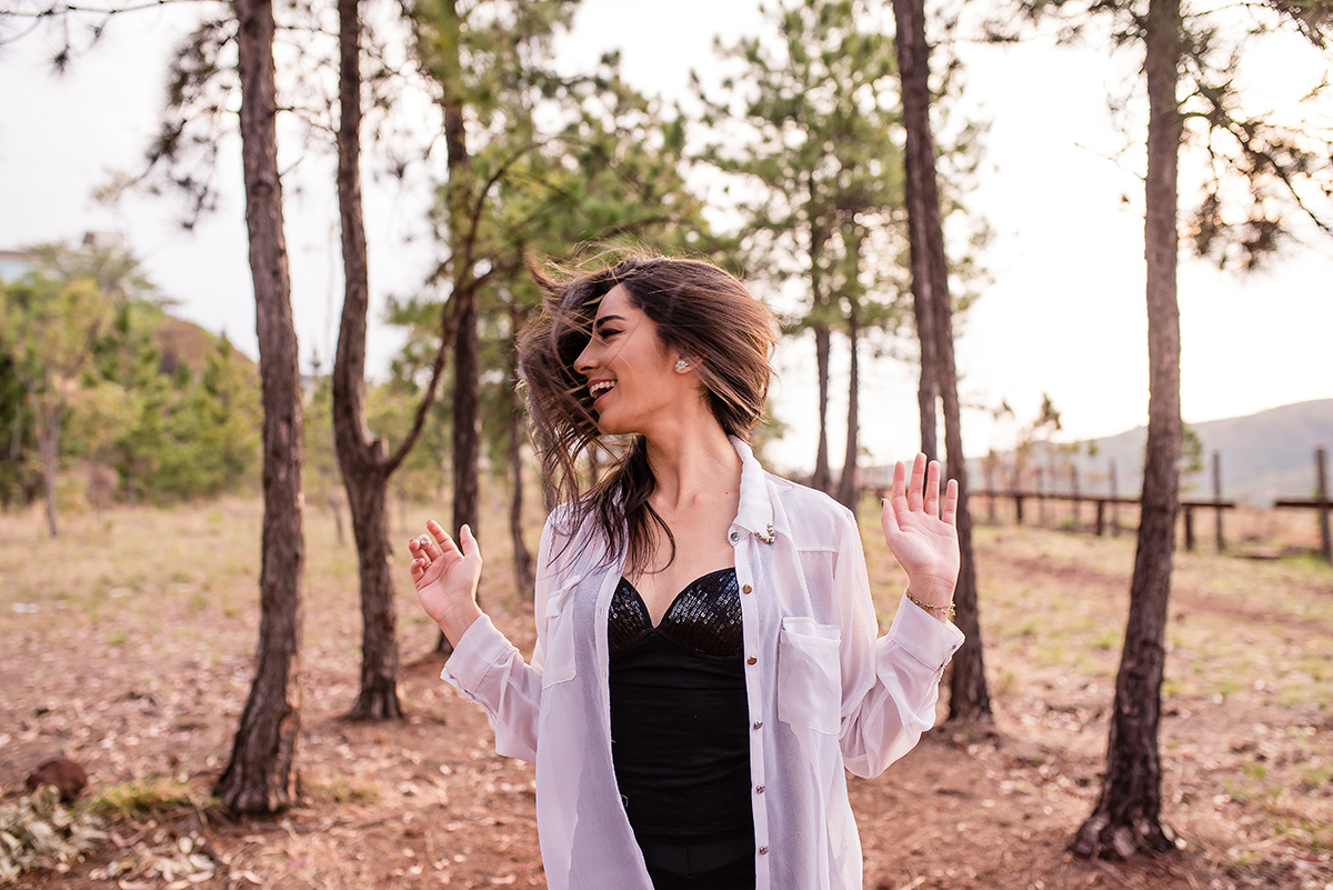 Modelo com cabelos ao vendo no book de 15 anos feito na linha de trem no Belvedere em Belo Horizonte 