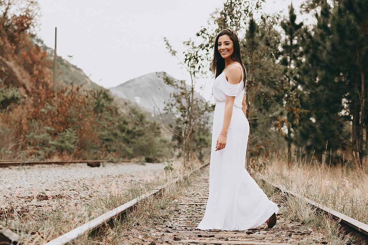Modelo andando na linha de trem no belverde no ensaio feminino
