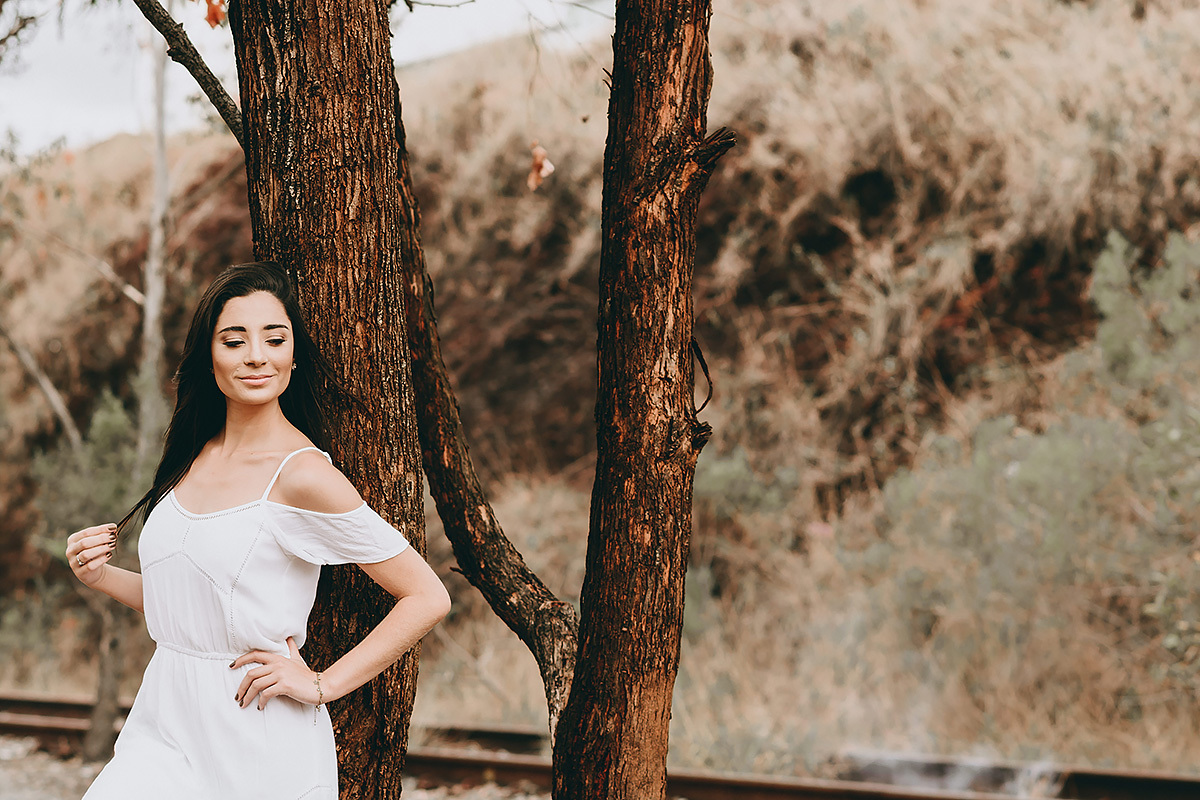 Modelo apoiada na árvore no book de 15 anos em belo horizonte