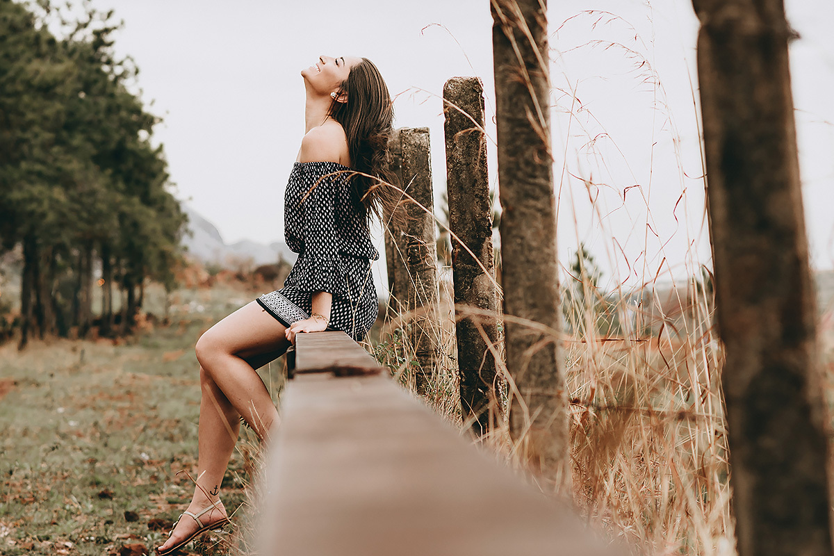 Debutante posando para o book de 15 anos na linha de trem no Belvederem em BH