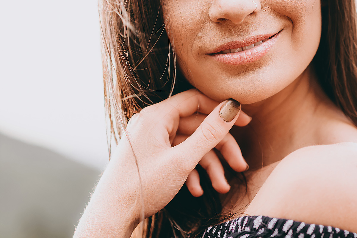 detalhe do sorriso da debutante no ensaio externo feito em Belo horizonte
