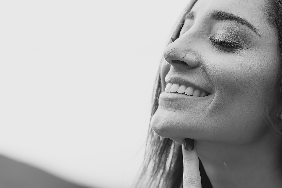 modelo sorrindo no ensaio feminino feito em Belo horizonte pelo fotografo João Paulo