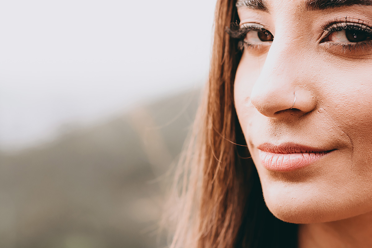 detalhe do rosto da debotante no ensaio externo realizado em belo horizonte na linha de trem do belvedere