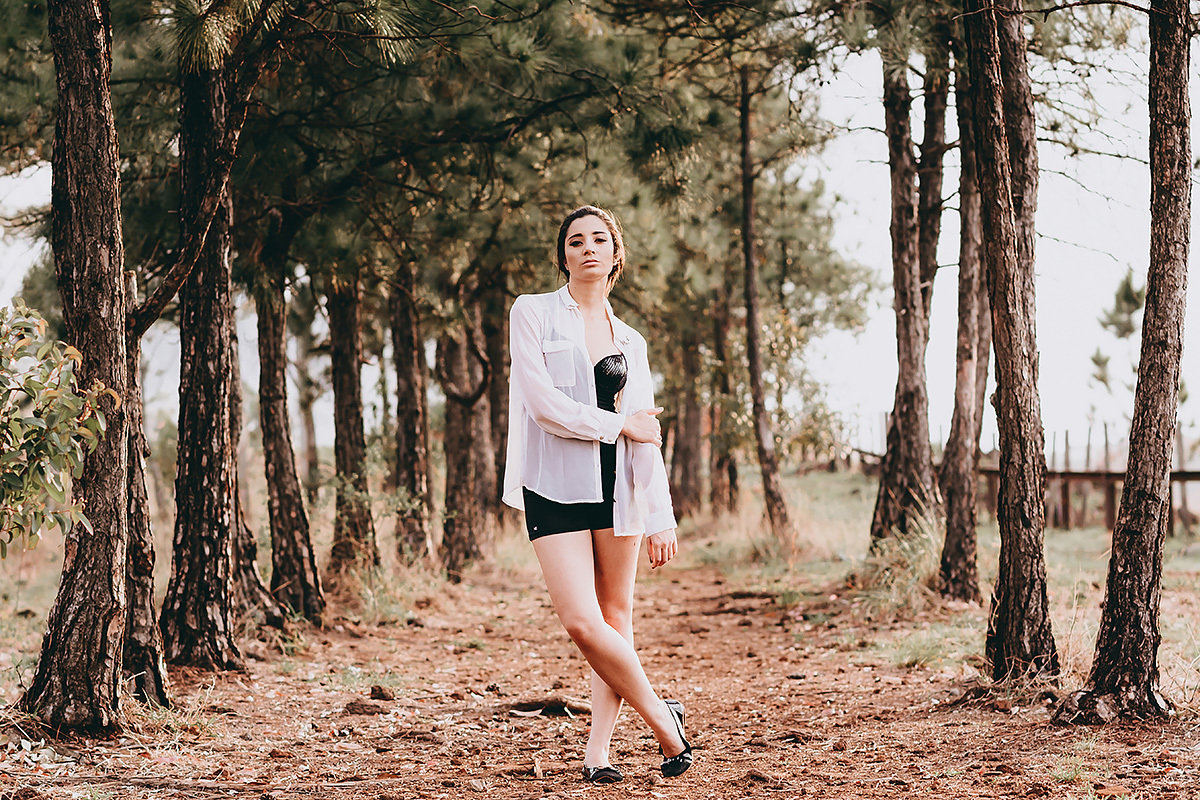 modelo entre as arvores no ensaio feminino feito em belo horizonte