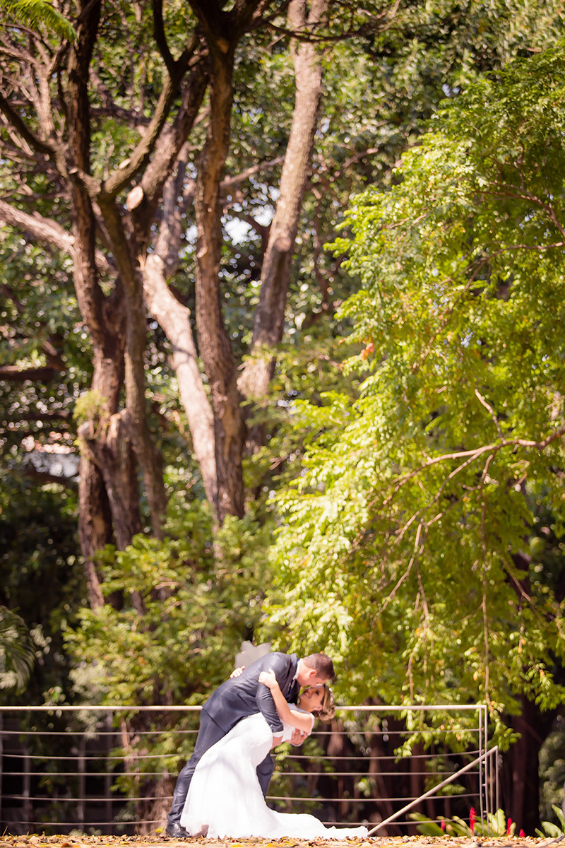 noiva segurando a noiva no ensaio externo em belo horizonte feito pelo fotografo de casamentos em belo horizonte João Paulo