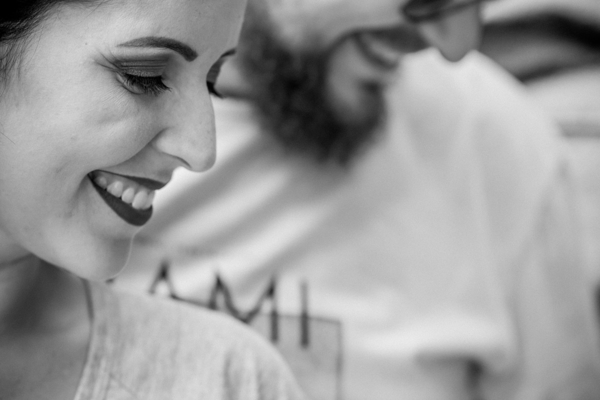 Detalhe dos rostos dos noivos no pre wedding feito em Belo horizonte BH na savassi 
