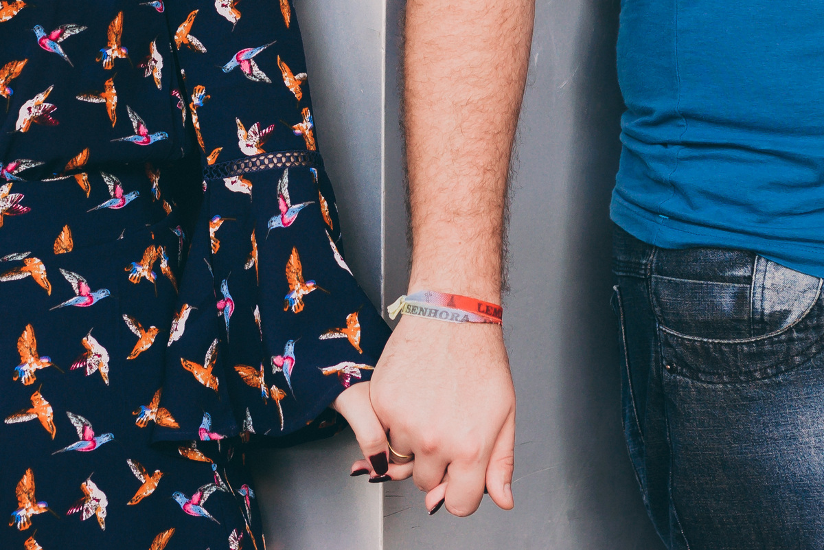detalhe das mãos do casal posando para o fotografo de casamentos em belo horizonte joão paulo