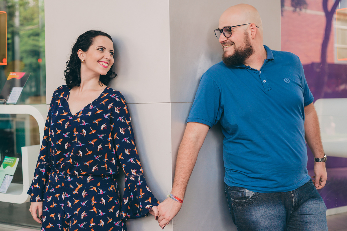 casal se olhando e de mãos dadas no ensaio pre wedding em belo horizonte bh na savassi