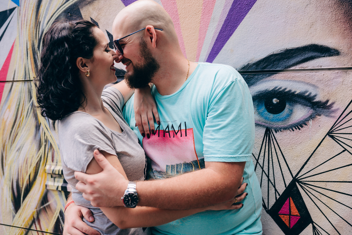 casal posando para o ensaio pre wedding feito pelo fotografo de casamentos em Belo horizonte João Paulo