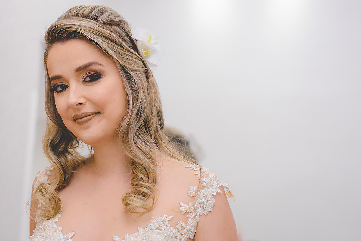 retrato da noiva maquiada e penteada no making off da noiva