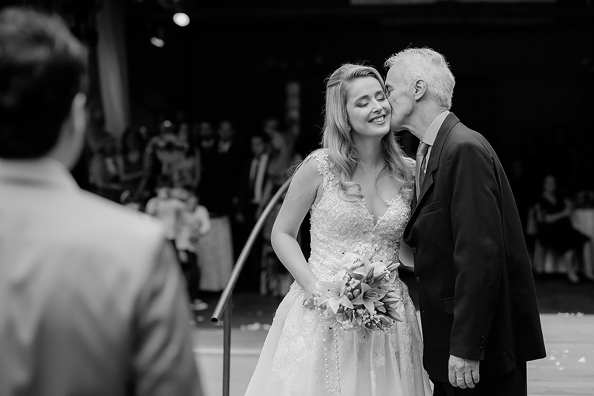pai beijando a noiva e entregando para o noivo no casamento ao ar livre em belo horizonte