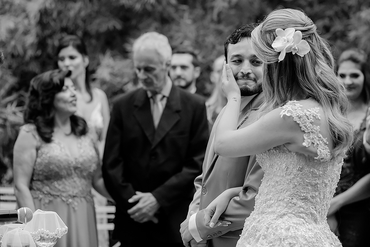 noiva acariciando o noivo na cerimonia de casamento ao ar livre em belo horizonte