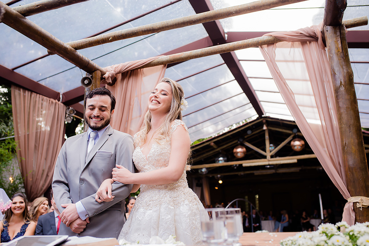 noivos sorrindo felizes no clique do fotografo de casamentos em belo horizonte João Paulo