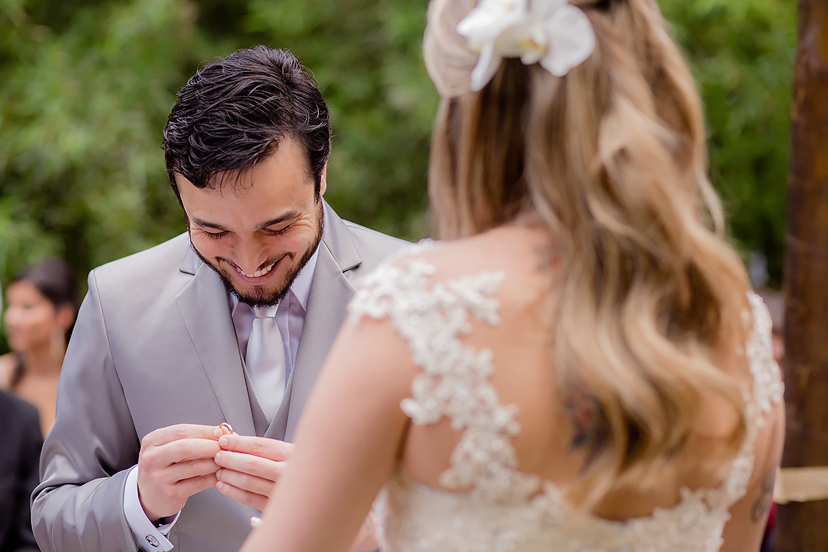 noivo colocando a aliança na noiva no casamento realizando no Solarium Recepções em Belo horizonte