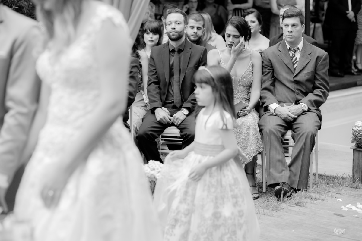 Detalhe da madrinha emocionada durante a cerimonia de casamentos em Belo Horizonte