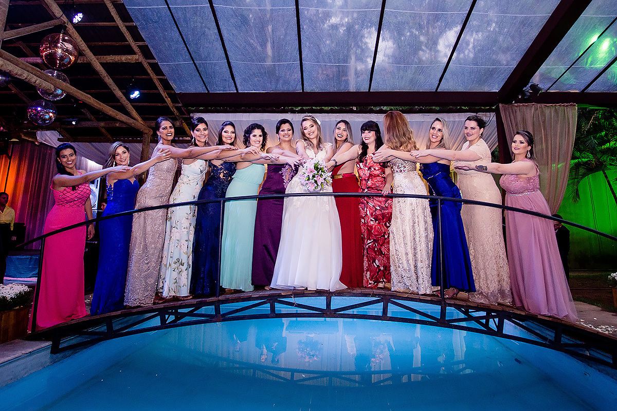 madrinhas reunidas com vestidos coloridos sobre a piscina do solaruim recepções 