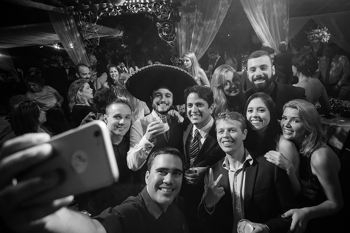 selfie com o noivo com um chaéu de mexicano na decoração da festa de casamento em Belo horizonte