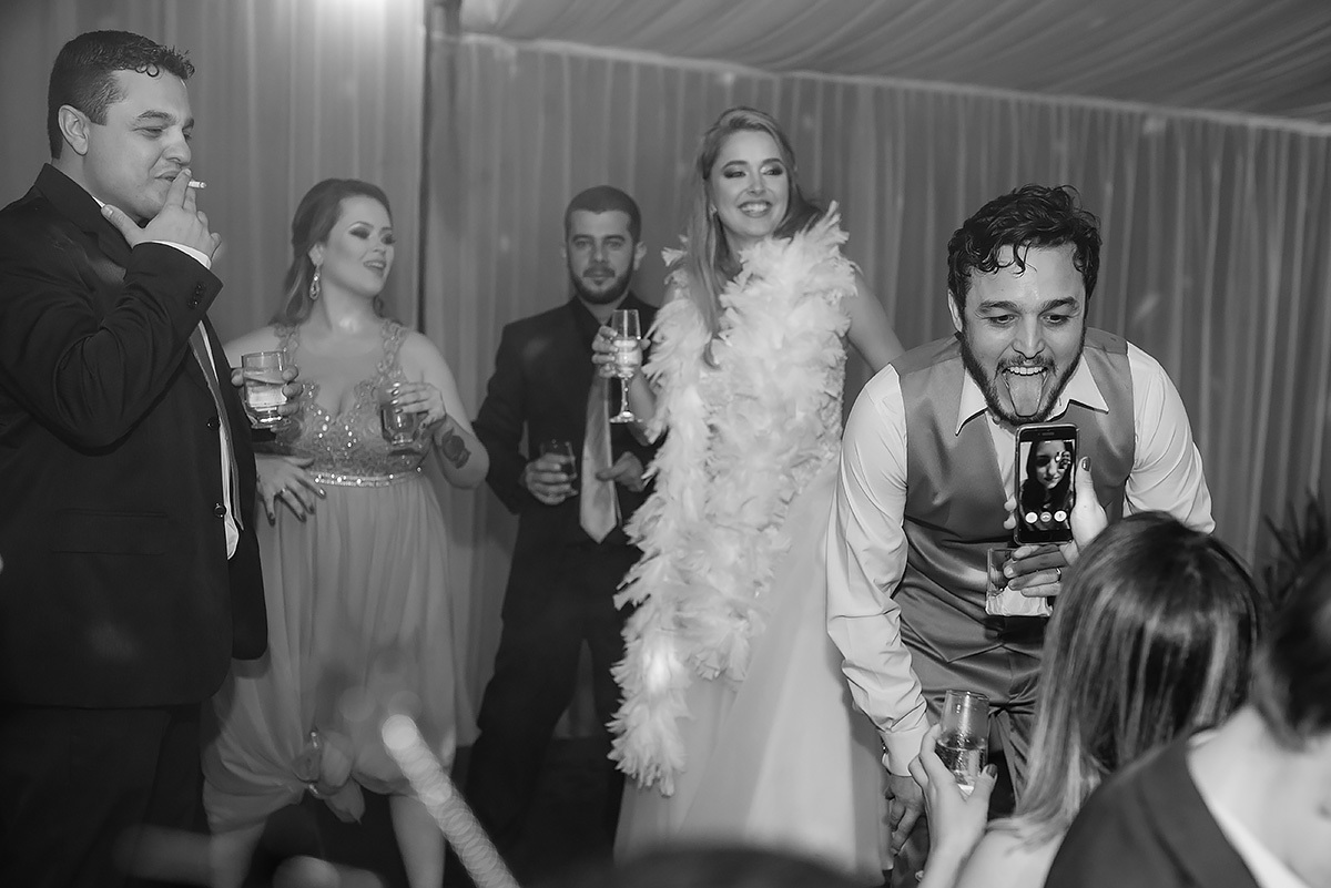 noivo mostrando língua na festa de casamentos em belo horizonte.