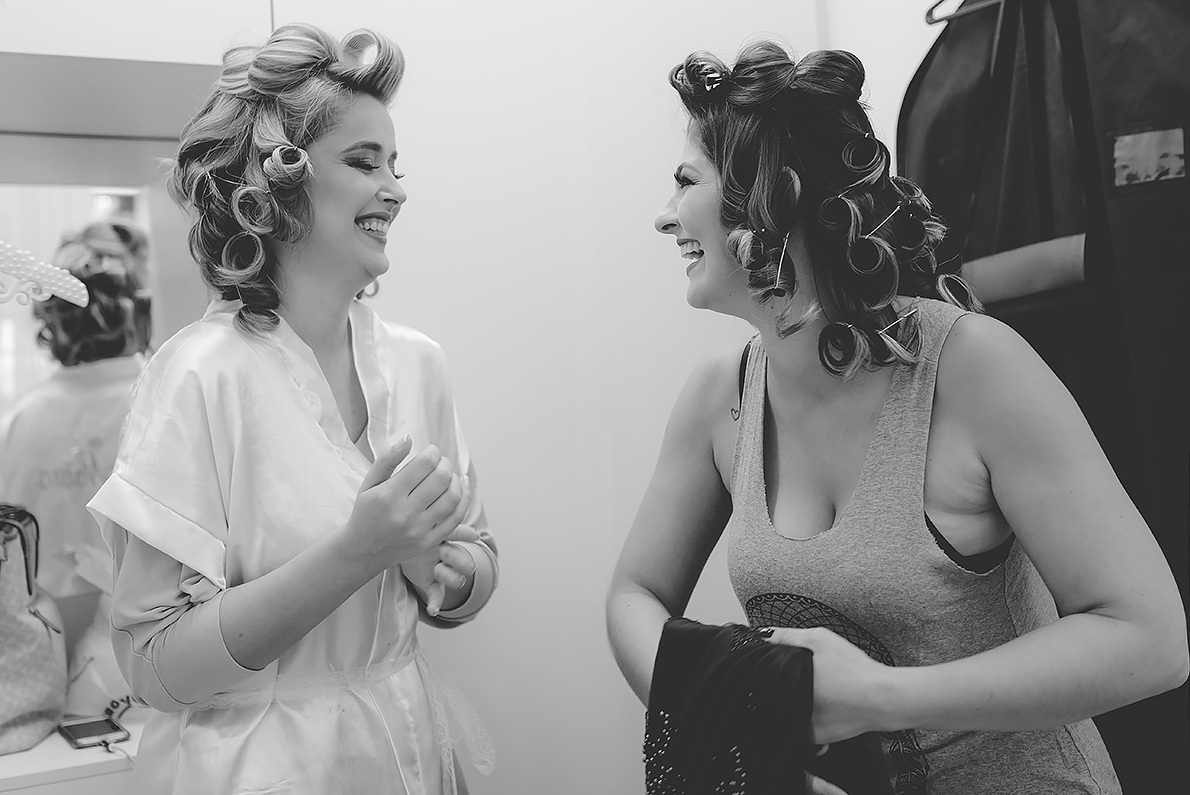 noiva sorrindo com a madrinha no making off