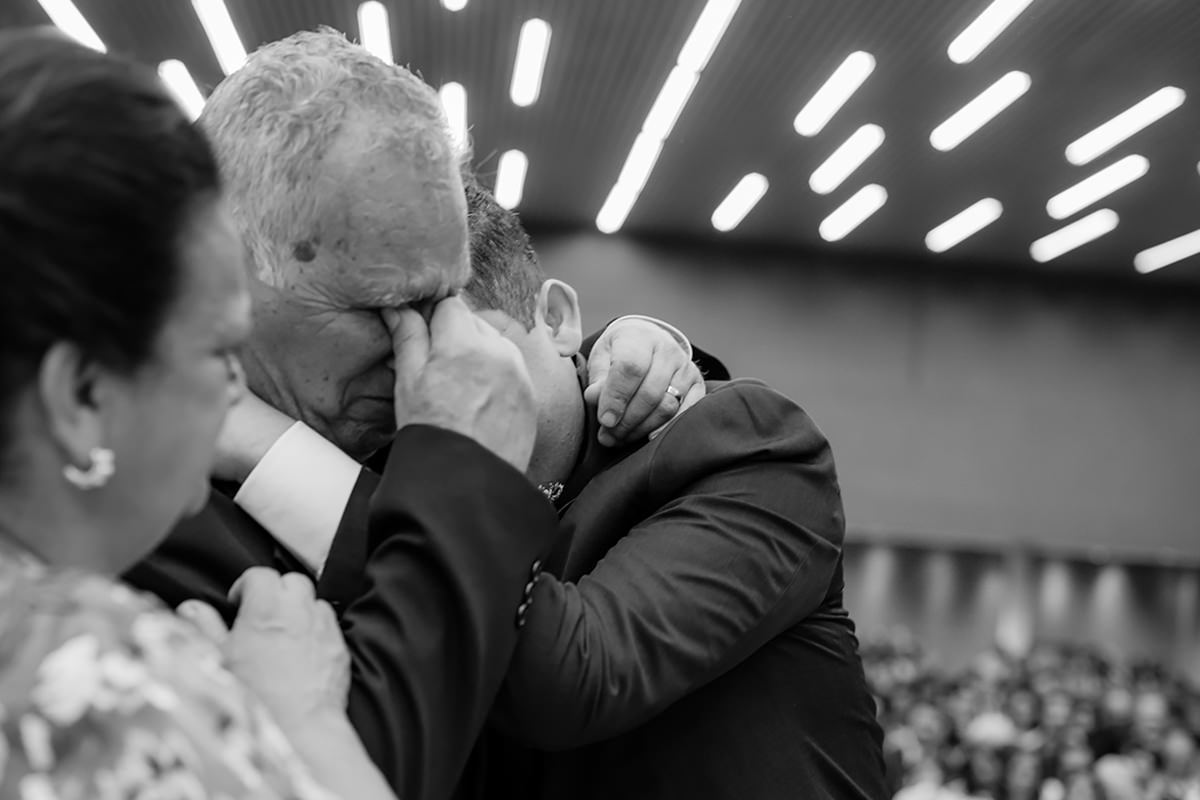 noivo abraçando o pai emocionado no altar no dia do casamento na igreja quadrangular do bairro Floresta em Belo Horizonte