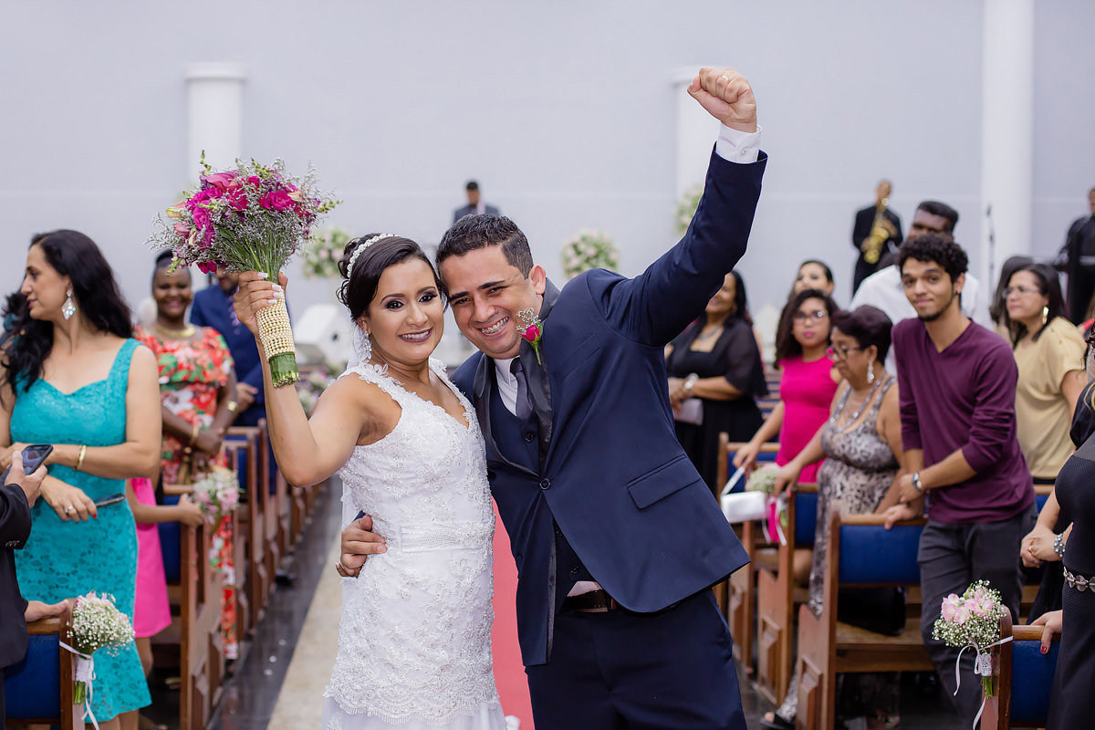 saída dos noivos felizes na igreja quadrangular do bairro floresta em belo horizonte