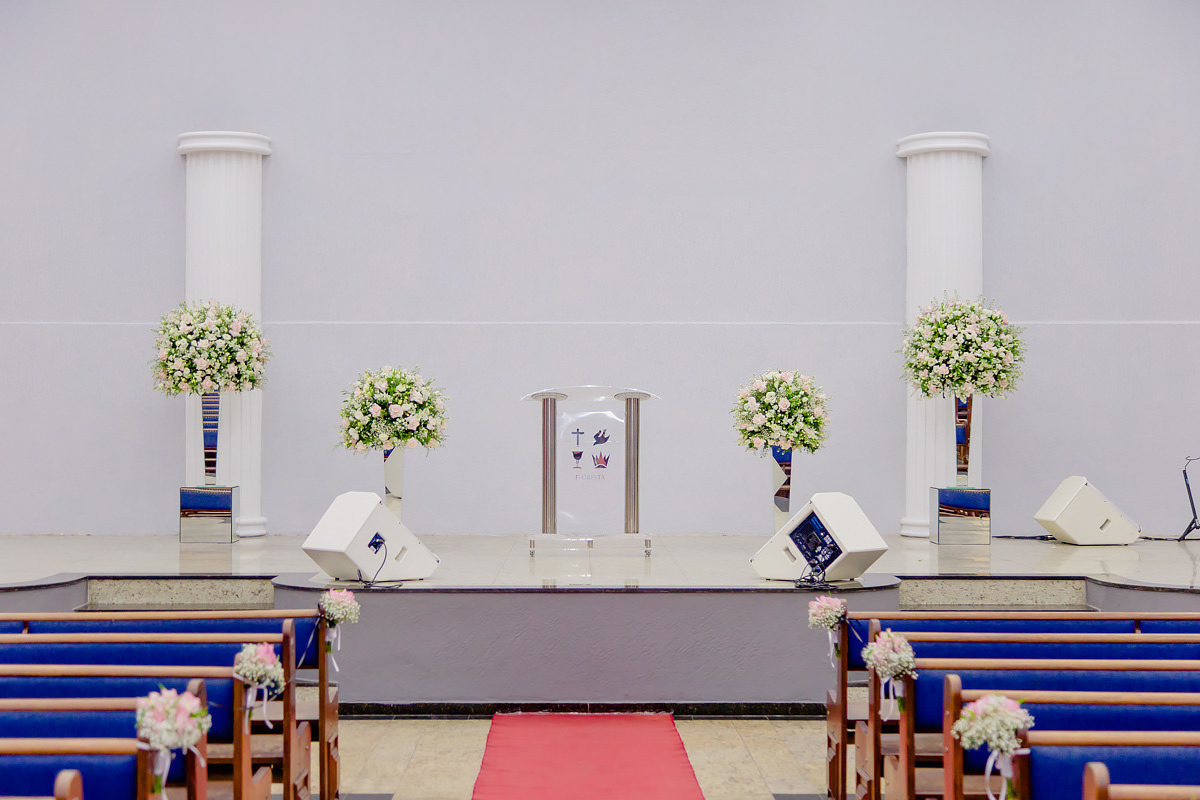 decoração da igreja antes do casamento click do fotógrafo de casamentos em belo horizonte João Paulo
