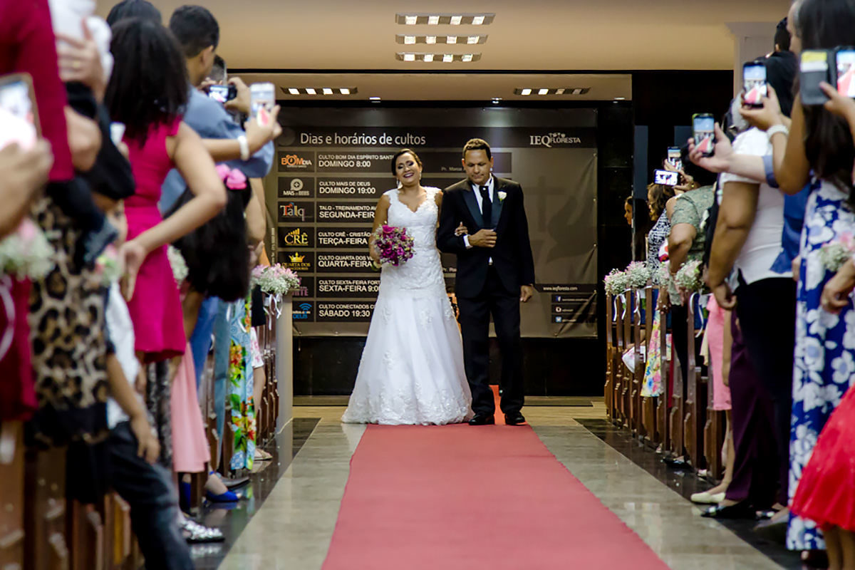 entrada da noiva de braços dados com o pai no casamento em belo horizonte no click do fotógrafo de casamentos em Belo Horizonte João Paulo