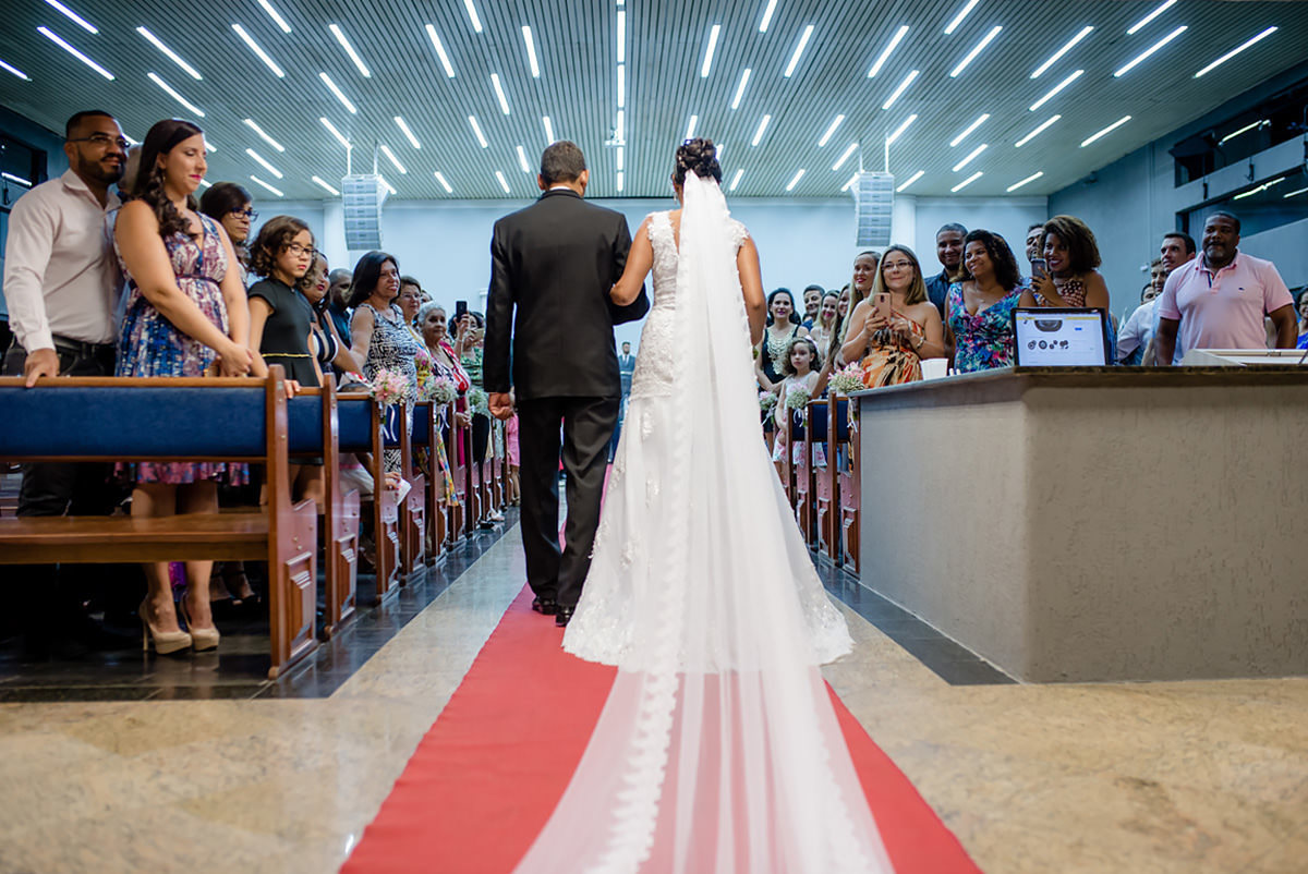 detalhe do véu da noiva na entrada da noiva no clique do fotógrafo de casamentos em belo horizonte João Paulo