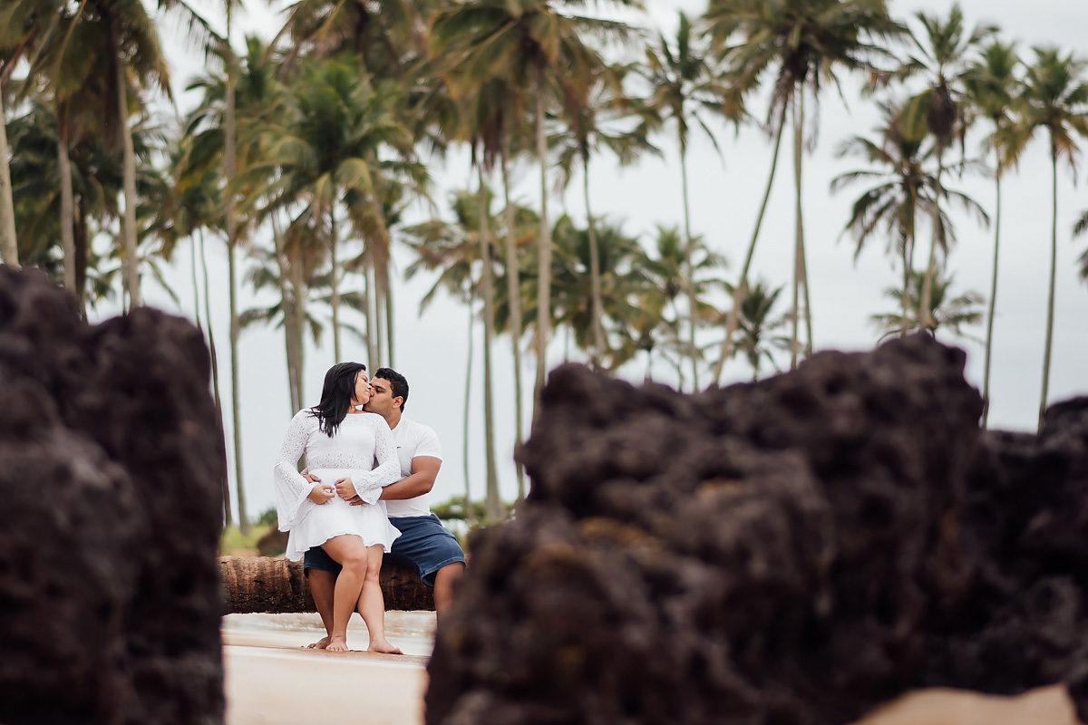 noivo beijando a noiva no ensaio pre wedding na praia feito pelo fotografo de casamentos João Paulo
