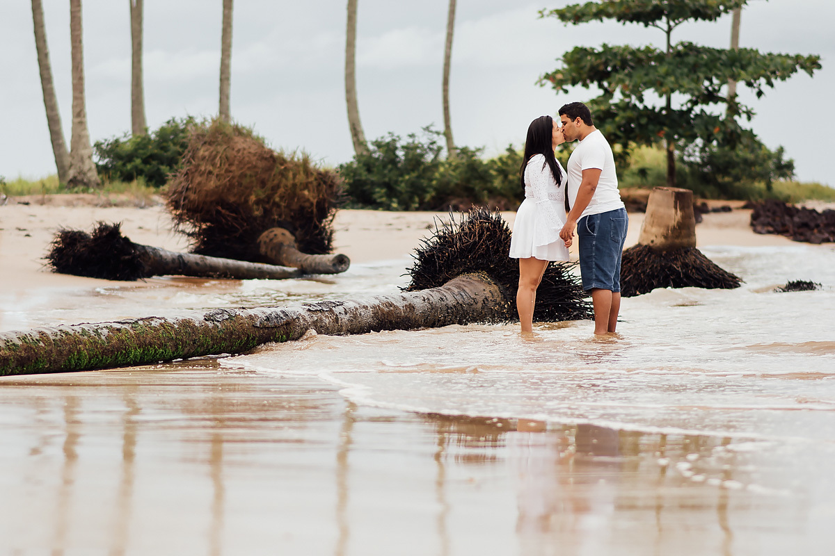 casal se beijando no ensaio pre wedding na praia 