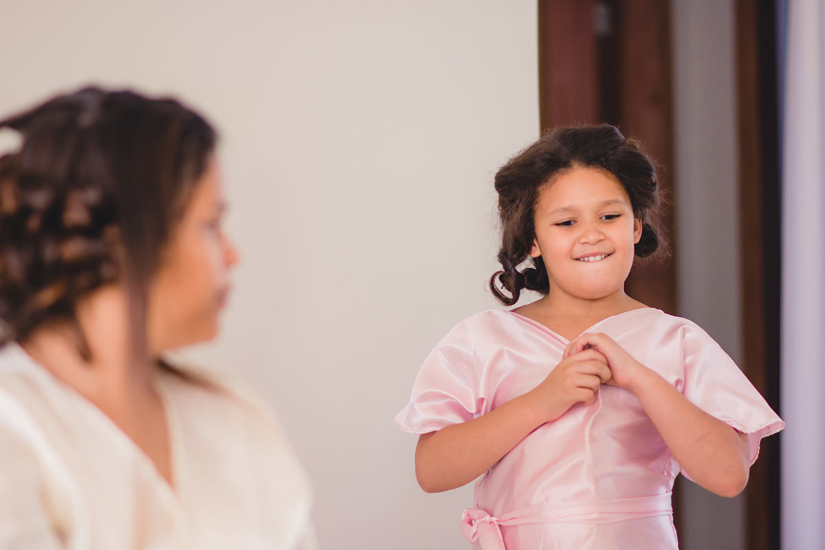 Daminha feliz com a noiva no making off da noiva no barreiro em Belo horizonte