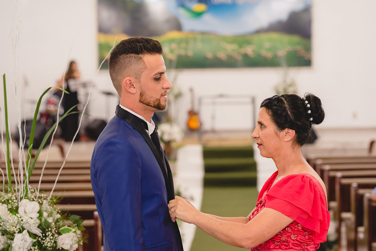 mãe da noiva arrumando no paleto do noivo no casamento realizado no barreiro em BH