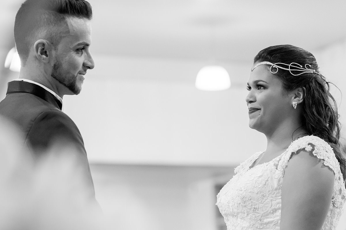 Noivos se olhando no altar no click do fotografo de casamentos em BH