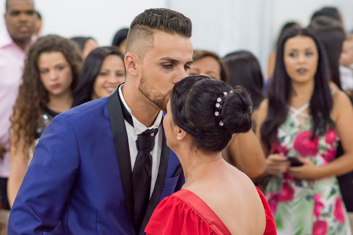 noivo beijando a testa da mãe na entrada do noivo no casamento no click do fotografo de casamentos em Belo Horizonte