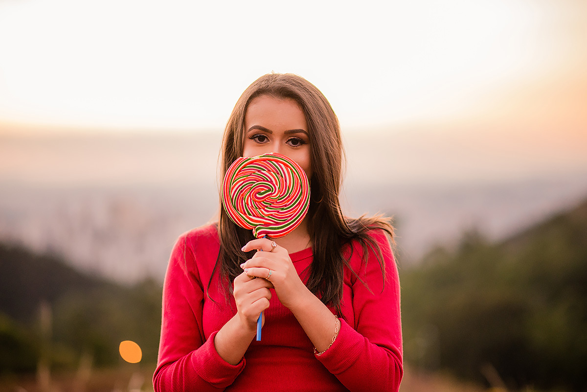 debutante com pirulito no book de 15 anos feito em Belo Horizonte no por do sol