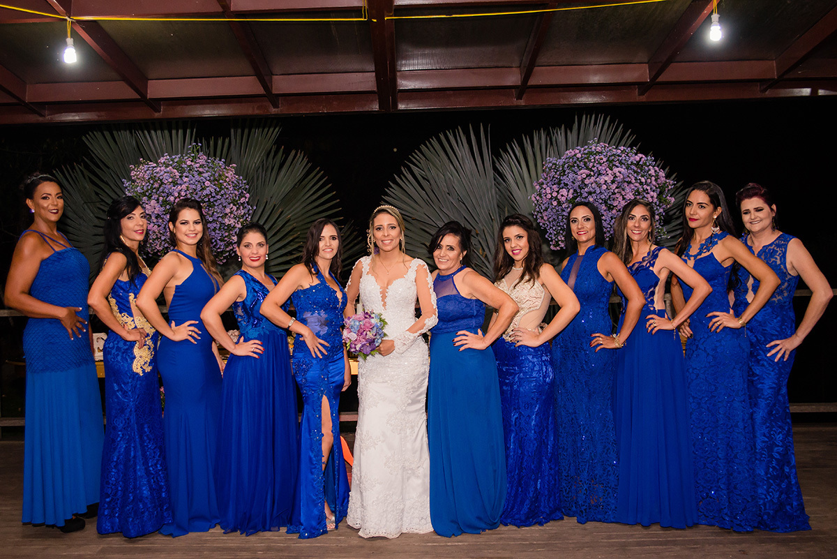 madrinhas e noiva posando para fotos oficiais do casamento feitas pelo fotografo de casamentos em contagem