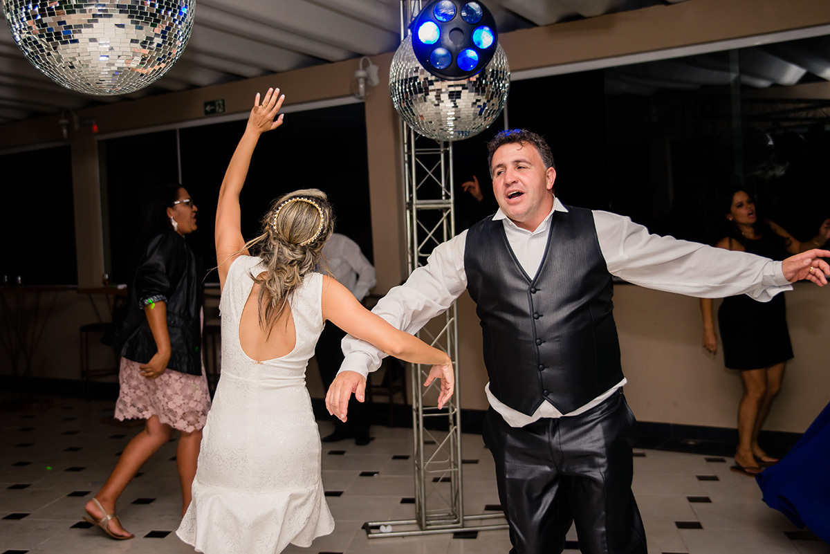 noivos na primeira dança na festa de casamento ao ar livre em contagem