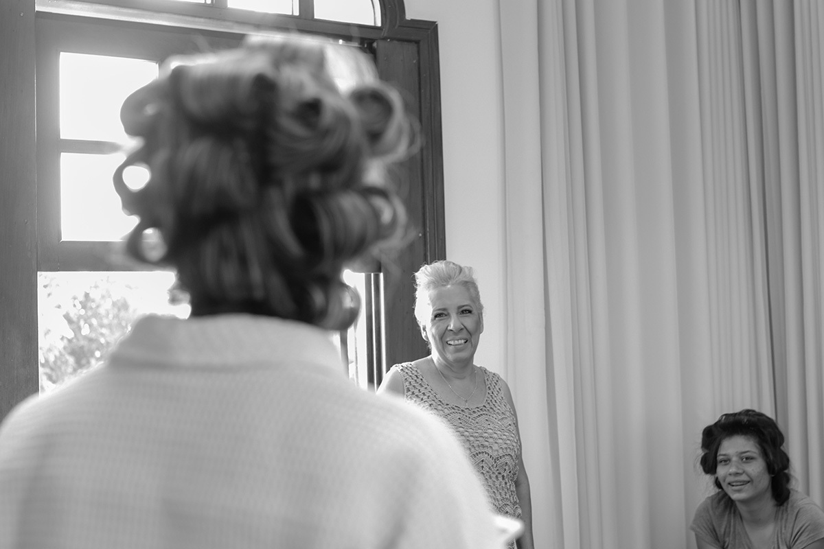 noiva emocionada olhando para a mãe no making off de casamento em contagem